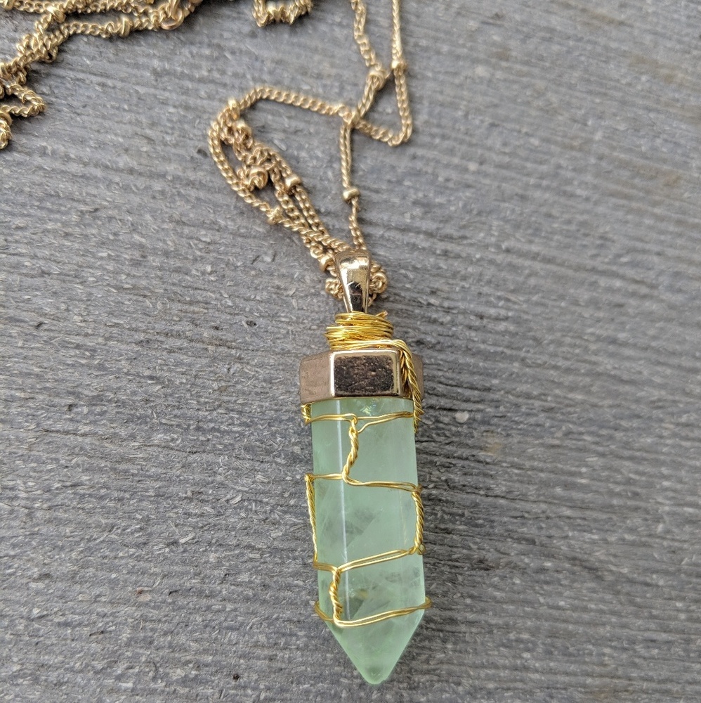 Light blue/green gold wired pendant